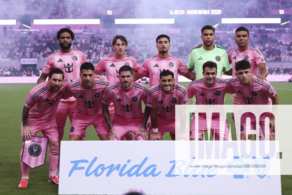 MIAMI, FL - OCTOBER 28: Inter Miami CF starters pose for a pregame photo before the MLS, Fussball Herren, USA match between FC Cincinnati and Inter Miami CF on Wednesday, October 28, 2026 at Nu Stadium in Miami, FL (Photo by Peter Joneleit Icon Sportswire) SOCCER: OCT 28 MLS Inter Miami CF vs FC Cincinnati Icon2601028012