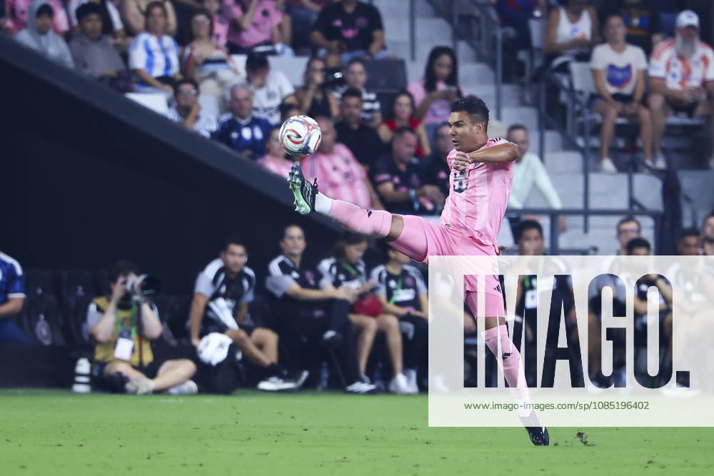MIAMI, FL - OCTOBER 28: Inter Miami CF midfielder Carlos Casimiro (5) collects a pass in the first half during the MLS, Fussball Herren, USA match between FC Cincinnati and Inter Miami CF on Wednesday, October 28, 2026 at Nu Stadium in Miami, FL (Photo by Peter Joneleit Icon Sportswire) SOCCER: OCT 28 MLS Inter Miami CF vs FC Cincinnati Icon2601028015