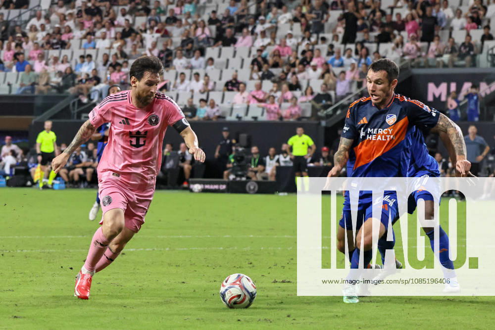 Inter Miami CF forward Lionel Messi (10) and FC Cincinnati forward Kristian Fletcher (14) battle for a ball during a 2026 MLS, Fussball Herren, USA soccer match between Inter Miami CF and FC Cincinnati. Soccer 2026: Inter Miami CF 2:2 FC Cincinnati. - ZUMAa257 20261028_zsp_a257_007