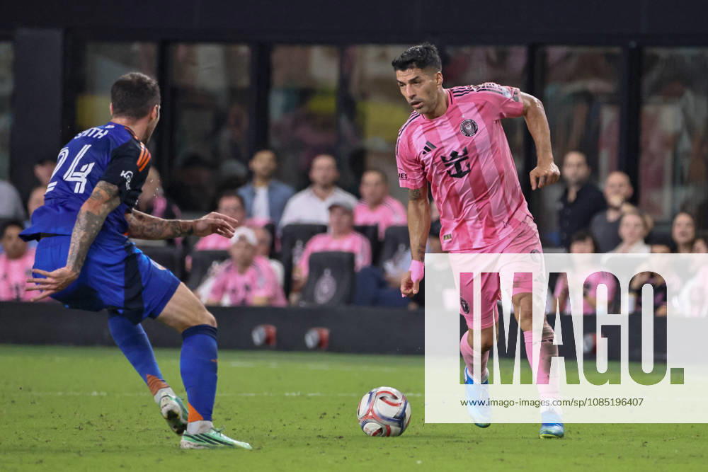 Inter Miami CF forward Luis SuoÂ¡rez (9) controls a ball during a 2026 MLS, Fussball Herren, USA soccer match between Inter Miami CF and FC Cincinnati. Miami USA - ZUMAa257 20261028_zsp_a257_011