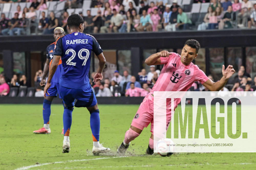 Inter Miami CF midfielder Casemiro (5) and FC Cincinnati forward Bryan RamoÂ­rez (29) battle for a ball during a 2026 MLS, Fussball Herren, USA soccer match between Inter Miami CF and FC Cincinnati. Miami USA - ZUMAa257 20261028_zsp_a257_014