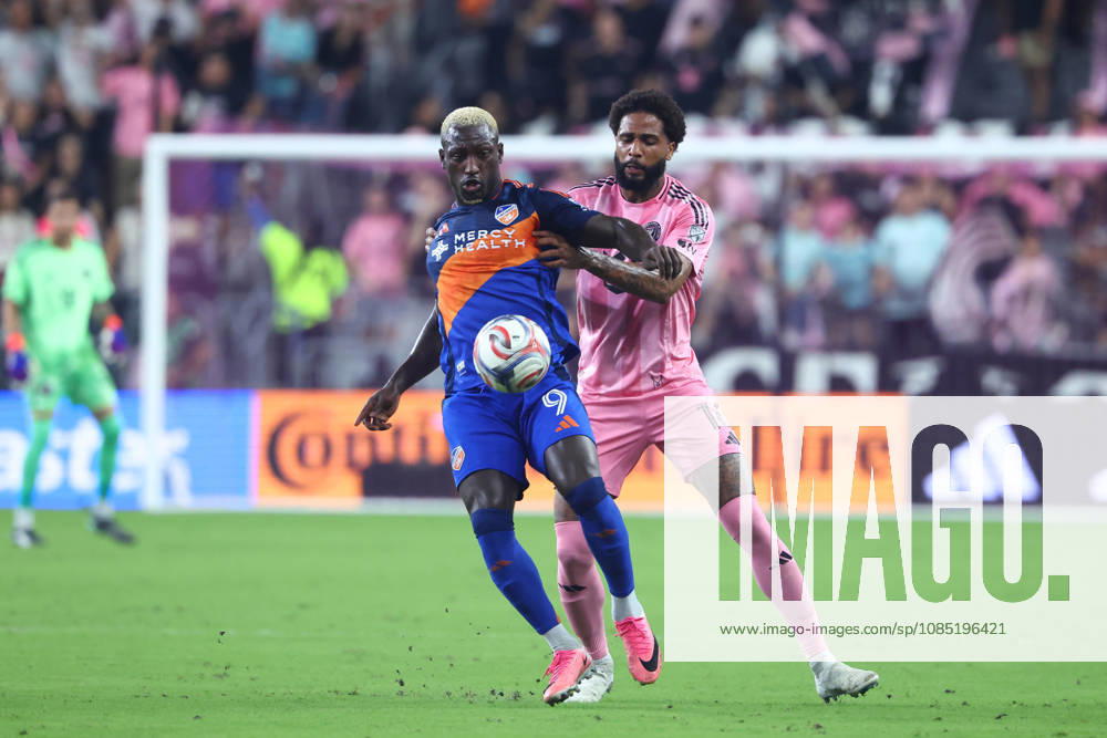 MIAMI, FL - OCTOBER 28: FC Cincinnati forward KÃ vin Denkey (9) and Inter Miami CF defender Micael Dos Santos (16) battle for a ball in the first half during the MLS, Fussball Herren, USA match between FC Cincinnati and Inter Miami CF on Wednesday, October 28, 2026 at Nu Stadium in Miami, FL (Photo by Peter Joneleit Icon Sportswire) SOCCER: OCT 28 MLS Inter Miami CF vs FC Cincinnati Icon2601028017