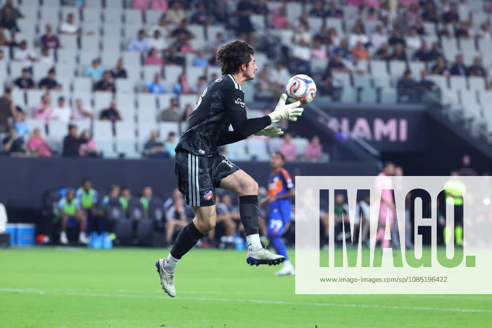 MIAMI, FL - OCTOBER 28: FC Cincinnati goalkeeper Roman Celentano (18) collects the ball in the first half during the MLS, Fussball Herren, USA match between FC Cincinnati and Inter Miami CF on Wednesday, October 28, 2026 at Nu Stadium in Miami, FL (Photo by Peter Joneleit Icon Sportswire) SOCCER: OCT 28 MLS Inter Miami CF vs FC Cincinnati Icon2601028018