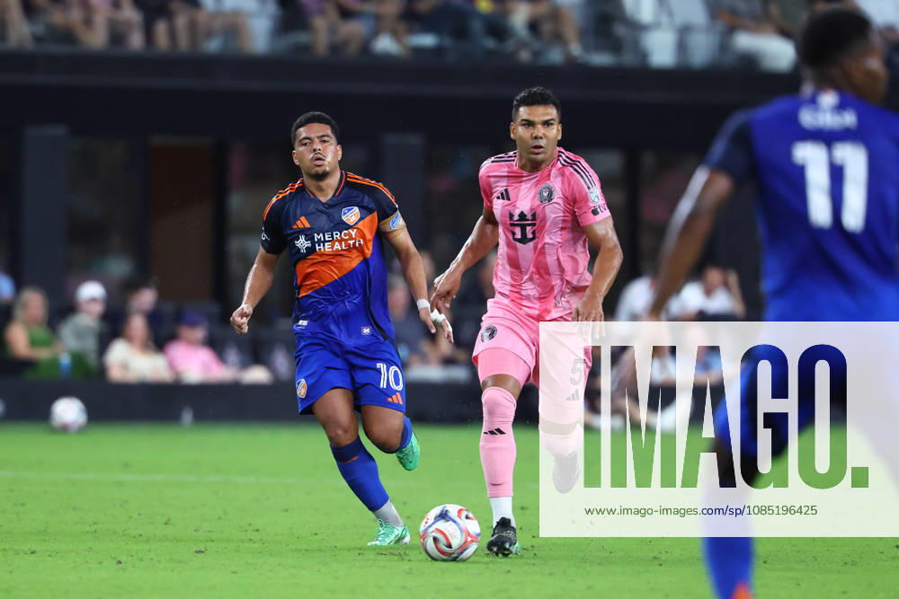 MIAMI, FL - OCTOBER 28: Inter Miami CF midfielder Carlos Casimiro (5) attacks with the ball as FC Cincinnati midfielder Evander da Silva Ferreira (10) trails in defense during the MLS, Fussball Herren, USA match between FC Cincinnati and Inter Miami CF on Wednesday, October 28, 2026 at Nu Stadium in Miami, FL (Photo by Peter Joneleit Icon Sportswire) SOCCER: OCT 28 MLS Inter Miami CF vs FC Cincinnati Icon2601028020