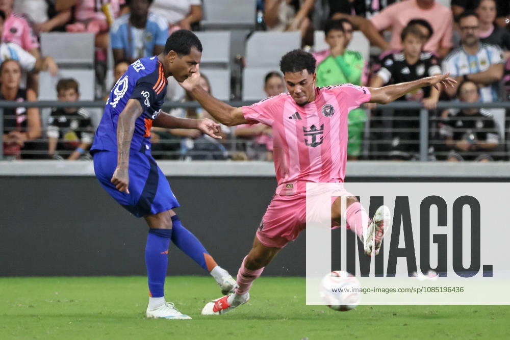 FC Cincinnati forward Bryan RamoÂrez (29) and Inter Miami CF defender Ian Fray (17) battle for a ball during a 2026 MLS, Fussball Herren, USA soccer match between Inter Miami CF and FC Cincinnati. Miami USA - ZUMAa257 20261028_zsp_a257_020