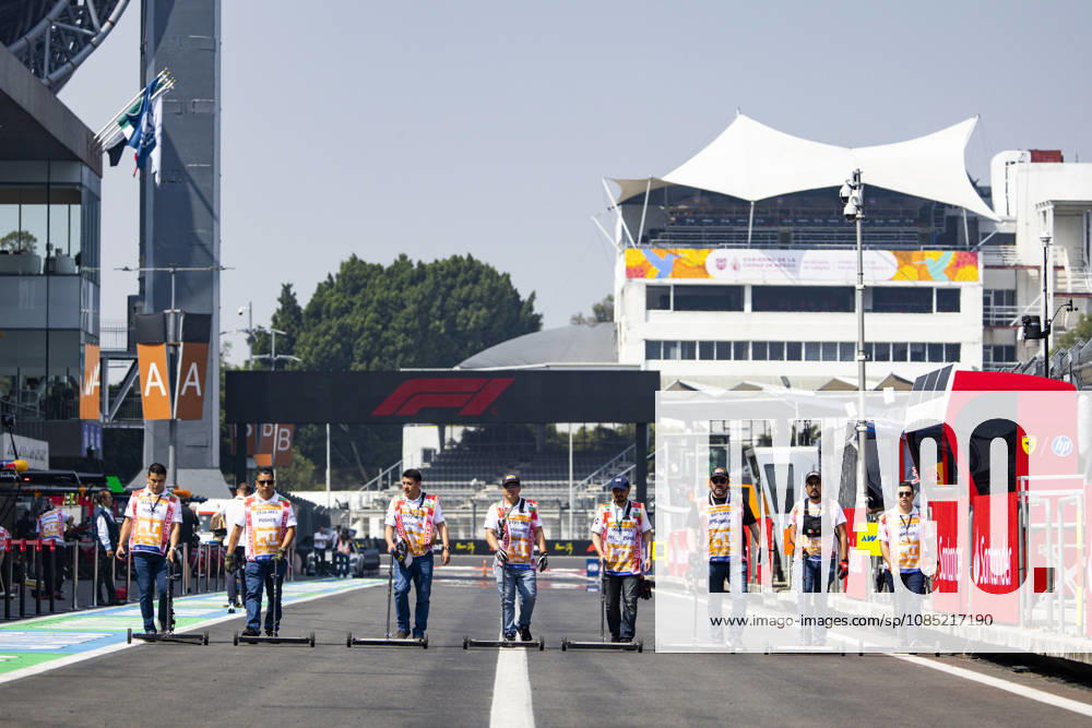 F1 - MEXICO CITY GRAND PRIX 2026 Marshalls during the 2026 Formula 1 Mexico City Grand Prix, 19th round of the 2026 Formula One World Championship, WM, Weltmeisterschaft from October 30 to November 1, 2026 on the Autodromo Hermanos Rodriguez, in Mexico City, Mexico - Mexico CityMexico