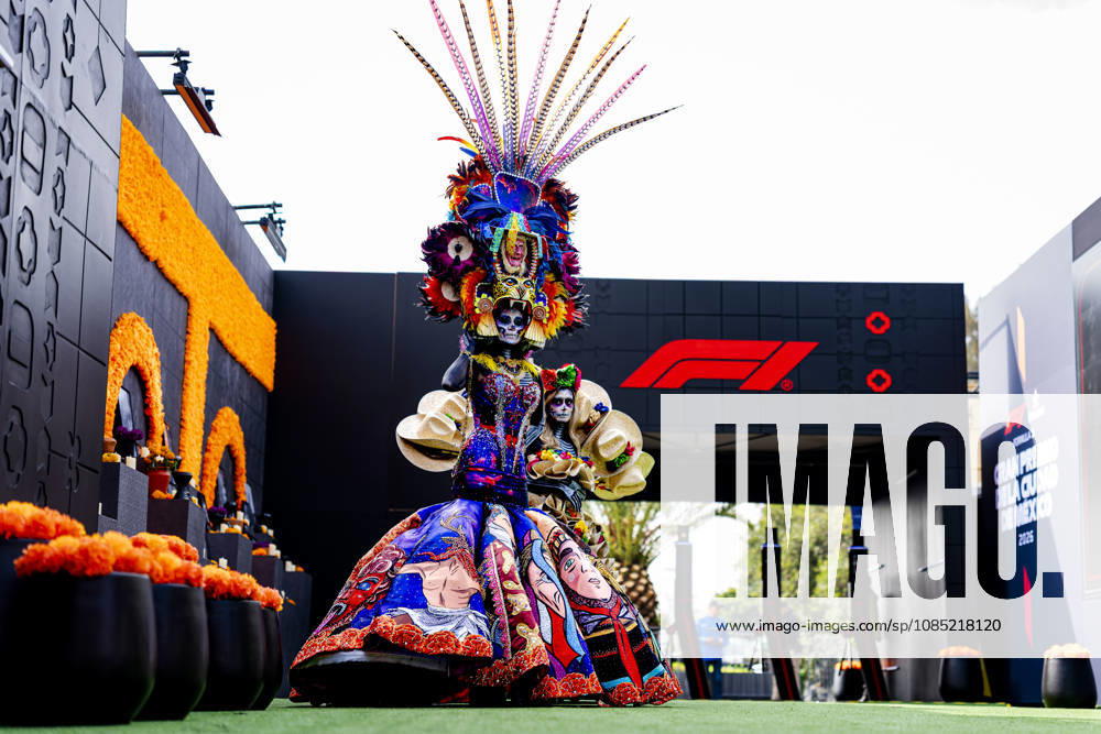 MEXICO CITY: Typical Mexican women celebrating the Day of the Dead during the Formula 1 Mexico Grand Prix at the Autódromo Hermanos Rodríguez on October 29, 2026, in Mexico City, Mexico. Photo by DeFodi Images