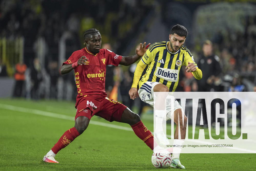 Fenerbahce v Goztepe - Turkish Super Lig ISTANBUL, TURKIYE - OCTOBER 31: Oguz Aydin of Fenerbahce in action against Richard Akonnor of Goztepe during the Turkish Super Lig week 10 football match between Fenerbahce and Goztepe at Chobani Stadium in Istanbul, Turkiye, on October 31, 2026. Arife Karakum Anadolu Istanbul Turkey. Editorial use only. Please get in touch for any other usage.
