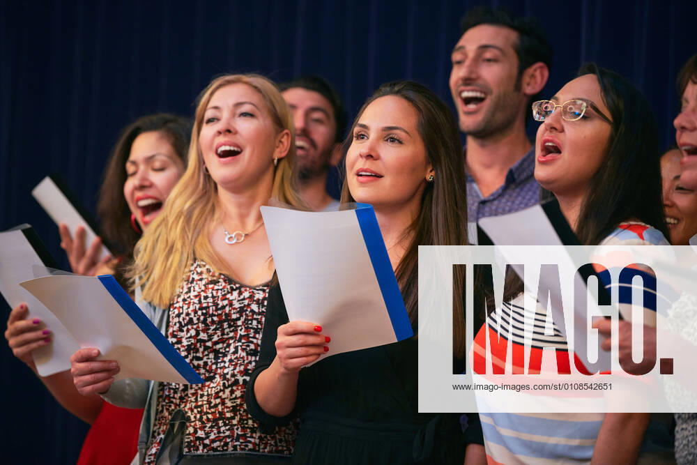 IMAGO Creative: Bildung, Musikerziehung Multi-ethnic friends singing at choir practice in language school , model released, property released