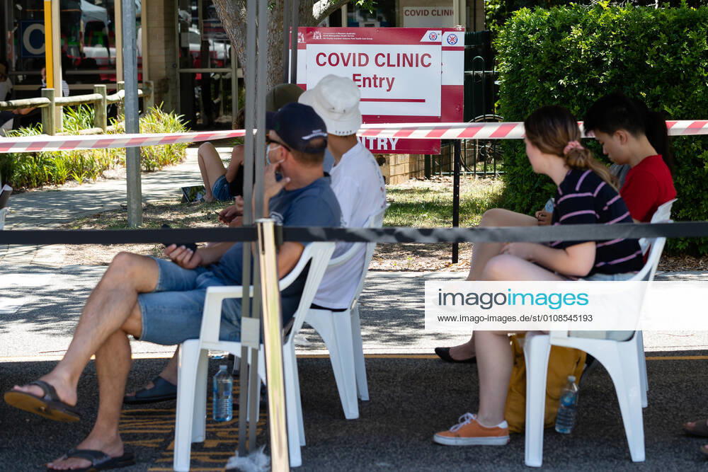 WA CORONAVIRUS COVID19, Members of the public queue outside a Covid-19 testing centre at Sir Charles Gairdner Hospital in Perth, Friday, December 18, 2020. Western Australia has reintroduced a 14-day quarantine requirement for NSW travellers, while the state s testing clinics have come under strain. ( NO ARCHIVING, , NO USE IN BOOKS WITHOUT CONSENT