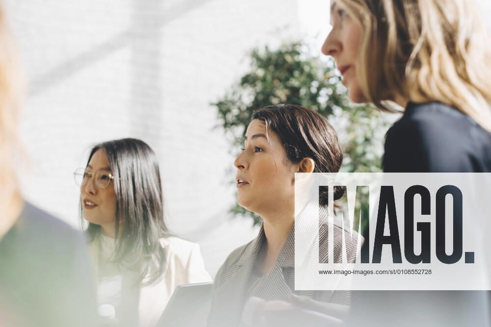 IMAGO Creative, Internationaler Frauenmonat, Entrepreneurinnen IMAGO Creative: Kreative Renaissance -- der junge Entrepreneur Female professionals networking in meeting at office , model released, property released