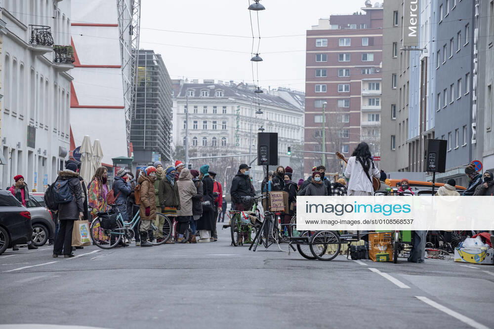 Demonstration Vienna: Together against food waste Im zweiten Wiener Gemeindebezirk fand heute eine Demonstration gegen Lebensmittelverschwendung statt. Mitorganisator war unter Anderem Fridays for Future. Im Bild: TeilnehmerInnen der Demonstration. Wien, Österreich. 18.12.2020
