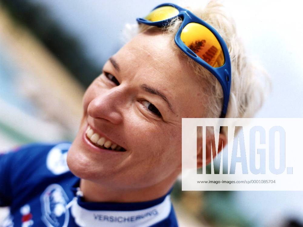 Petra Rossner (Deutschland Nürnberger) gut gelaunt beim Shooting Radsport Damen Shooting 2003, Fotoshooting, Fototermin, Straßenradsport, Straße, Rad, Vneg, Porträt