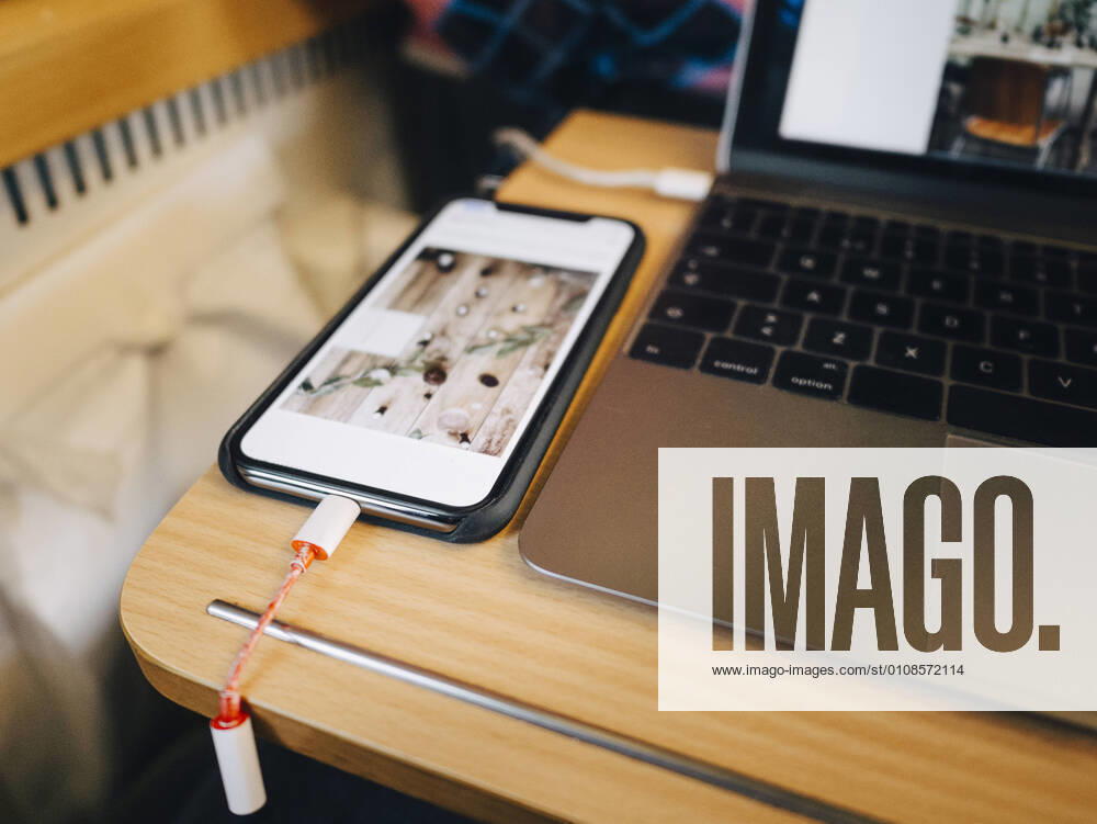 IMAGO Creative: Business, Innovative Technologie-Lösungen Mobile phone and laptop on desk in airplane