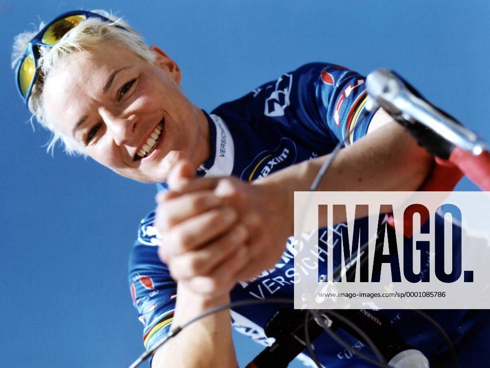 Petra Rossner (Deutschland Nürnberger) gut gelaunt Radsport Damen Shooting 2003, Fotoshooting, Fototermin, Straßenradsport, Straße, Rad, Vneg, Einzelbild