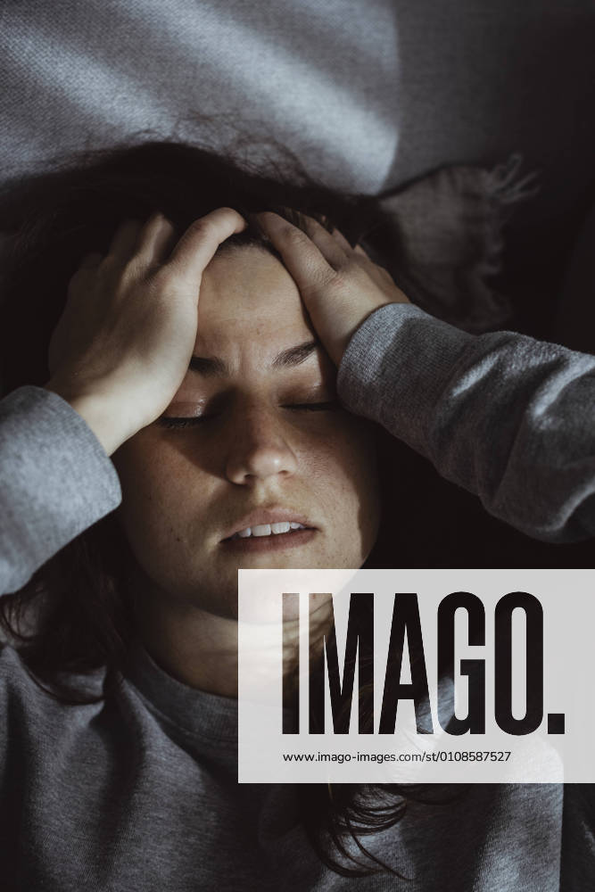 IMAGO Creative: Gesundheit, Burnout High angle view of woman with headache lying on sofa Sweden, Stockholm, model released, property released