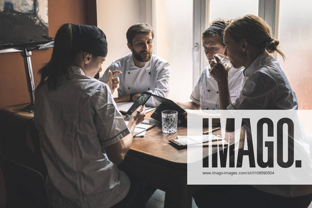 IMAGO Creative: Internationaler Frauentag, Gender Pay Gap, Frauen verdienen 18 Prozent weniger IMAGO Creative: Kimawandel - Weihnachten, Weihnachtsessen vegan IMAGO Creative: Kreative Renaissance -- der junge Entrepreneur Male and female chefs discussing at table in restaurant Germany, Berlin, model released, property released
