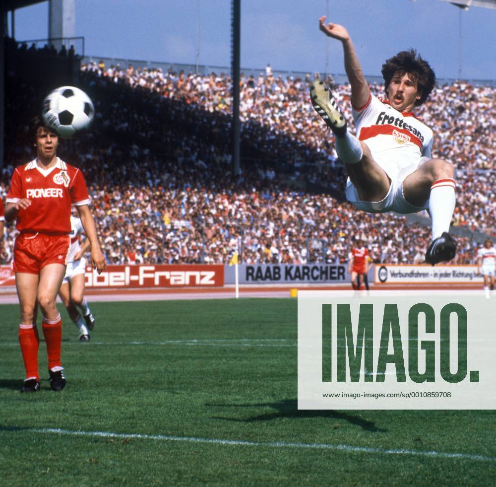 VfB Stuttgart - 1. FC Köln - Walter Kelsch (Stuttgart, re.) verarbeitet den Ball im Fliegen