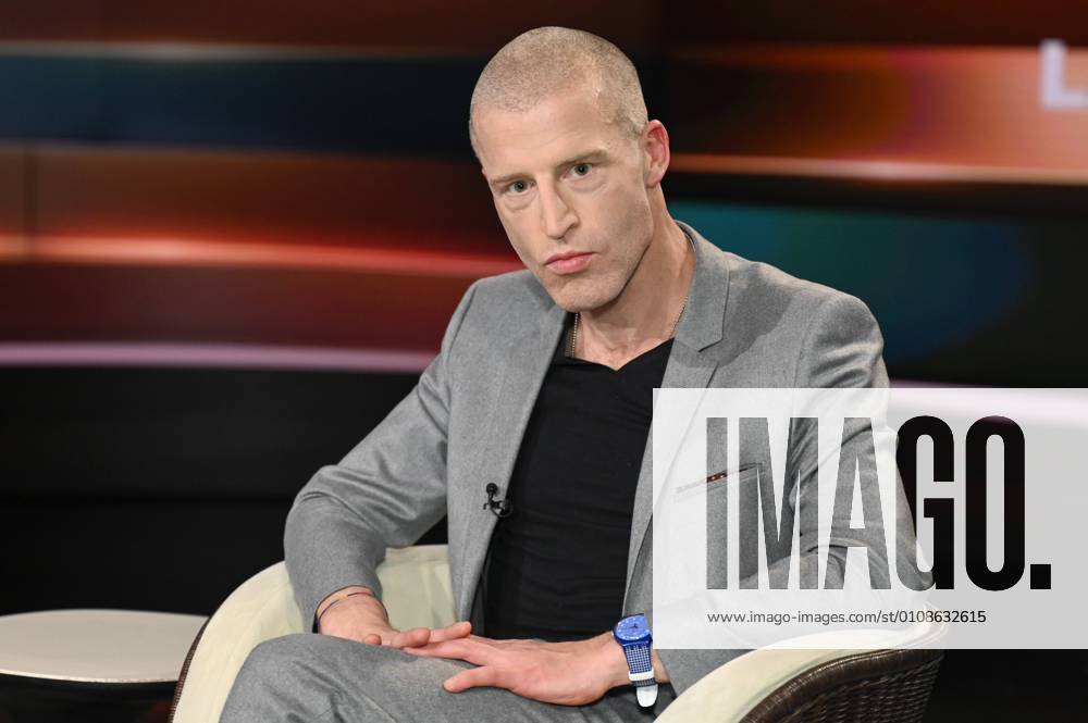 Benjamin von Stuckrad Barre author 12 20 her Benjamin von Stuckrad Barre on 16 December 2020 in Markus Lanz , ZDF Germany German German man journalist presenter journalism moderation TV television talk show German journalism writer author host across half sitting neutral