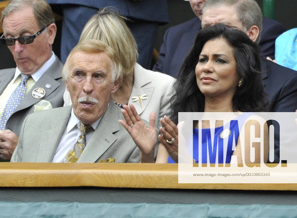 Tennis : Wimbledon tennis Championship 2012 27 06 2012 Bruce Forsyth with his wife Wilnelia
