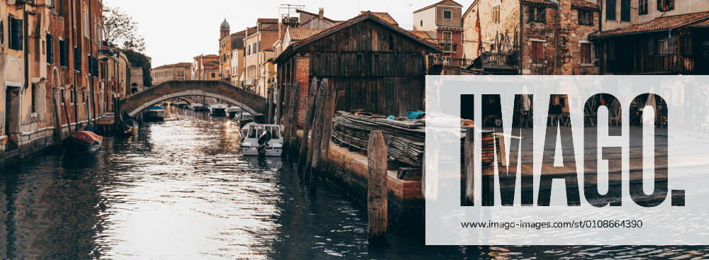 IMAGO Creative, Jahreszeit Sommer, Sommer in der Stadt Majestic panoramic cityscape with calm water canal and shabby residential buildings in Venice