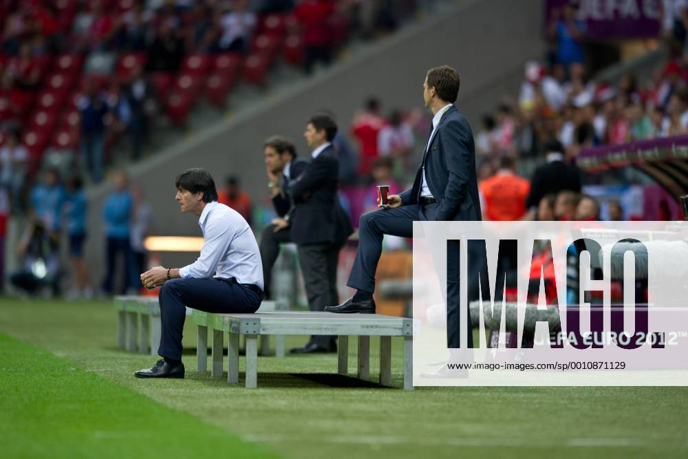 Bundestrainer Joachim LOEW (li) und DFB Manager Oliver BIERHOFF (beide GER rechts) konzentriert vor dem Spiel UEFA Fussball Europameisterschaft 2012, Halbfinale: Deutschland - Italien in Warschau, Polen am 28.06.2012,