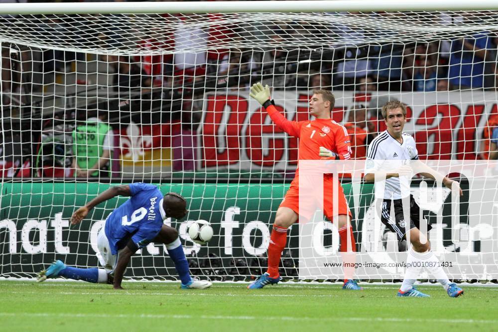 WARSZAWA - STADION NARODOWY - UEFA EURO 2012 - SEMIFINALS - GERMANY vs. ITALY - MARIO BALOTELLI (L) MANUEL NEUER (S) PHILLIPE LAHM (P) Tor - 20120628CSJP3001