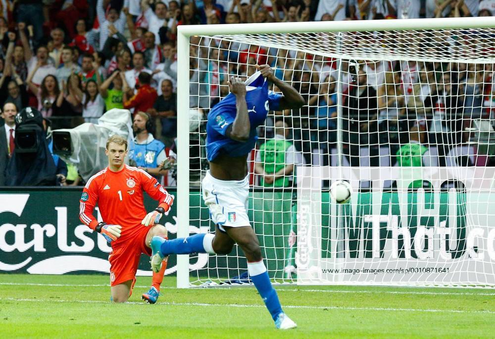 Mario BALOTELLI, ITA9 jubelt nach dem Tor zum 0-2, Manuel NEUER Nr.1 DFB Emotionen, enttäuscht, Enttäuschung, Frust, frustriert, Trauer ,traurig, verzweifelt, Verzweiflung GERMANY - ITALY ( : ), DEUTSCHLAND - ITALIEN Halbfinale, Semifinal, Deutsche Fussball Nationalmannschaft, DFB EM Euro 2012 am 28.06.2012 in Warschau, Europameisterschaft 2012 in P o l e n, U k r a i n e