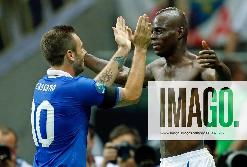 Mario BALOTELLI, ITA9 schiesst das Tor zum 0-2 jubel mit Antonio CASSANO, ITA10 Jubel, Freude, Emotionen, Feiern, Lachen, jubelt, freuen, reisst die Arme hoch, ballt die Faust GERMANY - ITALY ( : ), DEUTSCHLAND - ITALIEN Halbfinale, Semifinal, Deutsche Fussball Nationalmannschaft, DFB EM Euro 2012 am 28.06.2012 in Warschau, Europameisterschaft 2012 in P o l e n, U k r a i n e