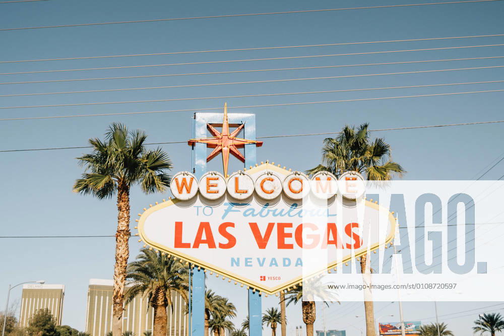 IMAGO Creative: Stadt-Dichotomien Venice Beach, USA - December 7, 2017: Green exotic palm trees and signpost Welcome to fabulous Las Vegas Nevada on road on bright day