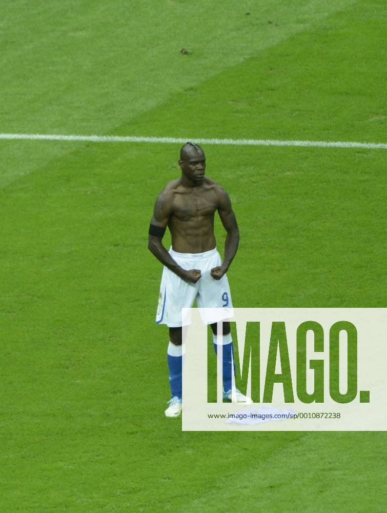 -- Mario Balotelli of Italy celebrates after scoring during the semifinal match between Germany and Italy at the Euro 2012 football championships in Warsaw, Poland, June 28, 2012. (Xinhua Wu Wei) (jyc) POLAND-WARSAW-EURO 2012 FOOTBALL CHAMPIONSHIPS-SEMIFINAL-GERMANY VS ITALY