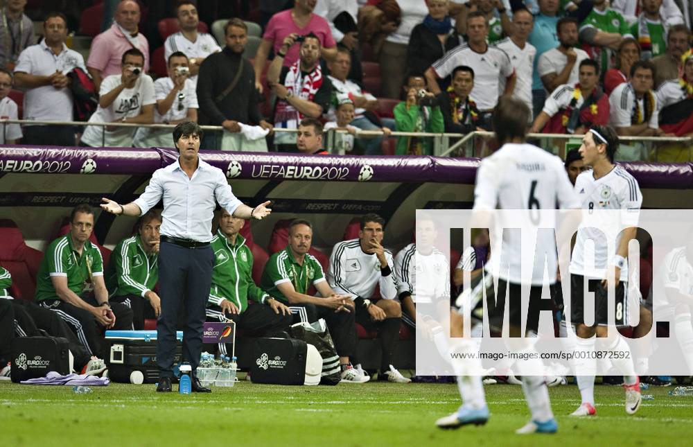 Trainer Joachim Löw mit Mesut Özil (R) und Sami Khedira (alle Deutschland) Deutschland - Italien