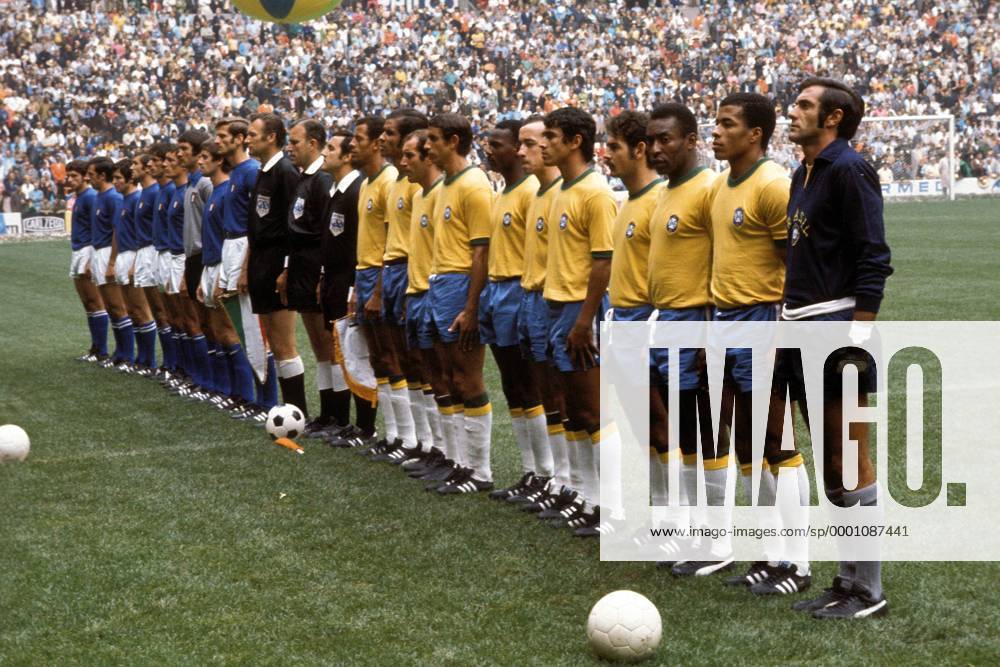 Mannschaftsaufstellung Brasilien, v.re.: Torwart Felix, Jairzinho, Pele, Rivelino, Clodoaldo, Tostao, Everaldo, Piazza, Gerson, Brito, Carlos Alberto, Linienrichter Angel Coerezza, Schiedsrichter Rudolf Glöckner (DDR), Linienrichter Rüdi Scheurer... Fußball WM Herren Weltmeisterschaft 1970, Nationalmannschaft, Nationalteam, Nationaltrikot, Finale, Endspiel, Totale Brasilien - Italien 4:1 Mexiko-City, Mexico-Stadt