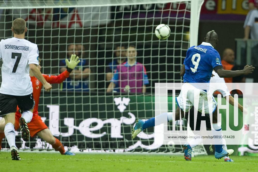 Mario BALOTELLI (re., ITA) schiesst das Tor zum 0:2, gegen Philipp LAHM und Torwart Manuel NEUER l. (GER), Aktion, Torschuss Halbfinale, Spiel 30, Deutschland (GER) - Italien (ITA) 1:2, am 28.06.2012 in W A R S C H A U P o l e n Fussball UEFA EURO 2012 P o l e n U k r a i n e vom 08.06.
