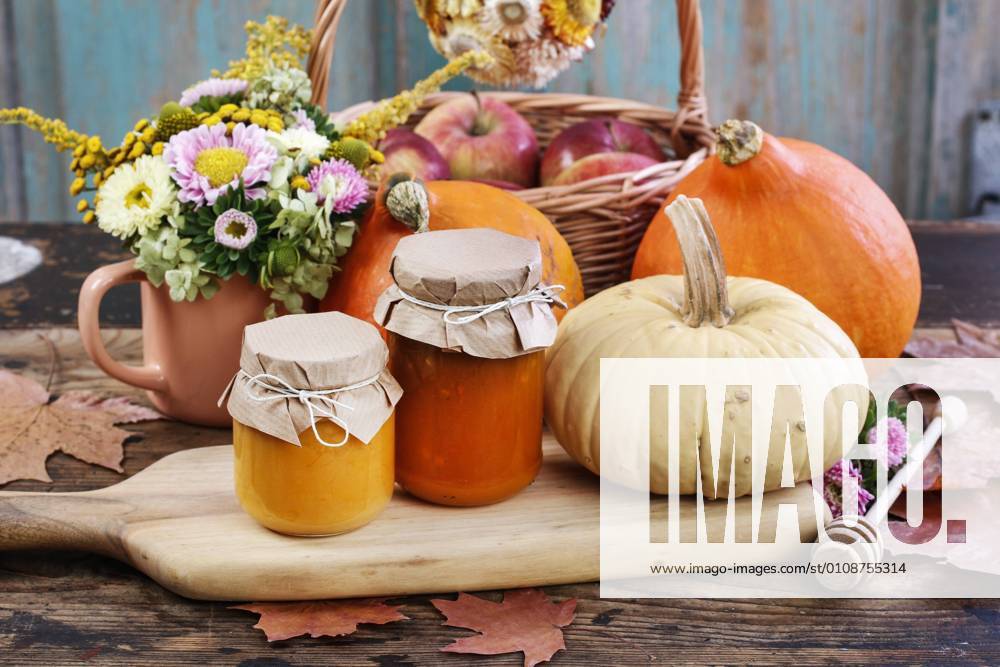 IMAGO Creative: Herbst, Kulinarische Klassiker Glass jars with pumpkin jam and honey. Fresh vegetables on the table. Healthy food BEW1DC53893