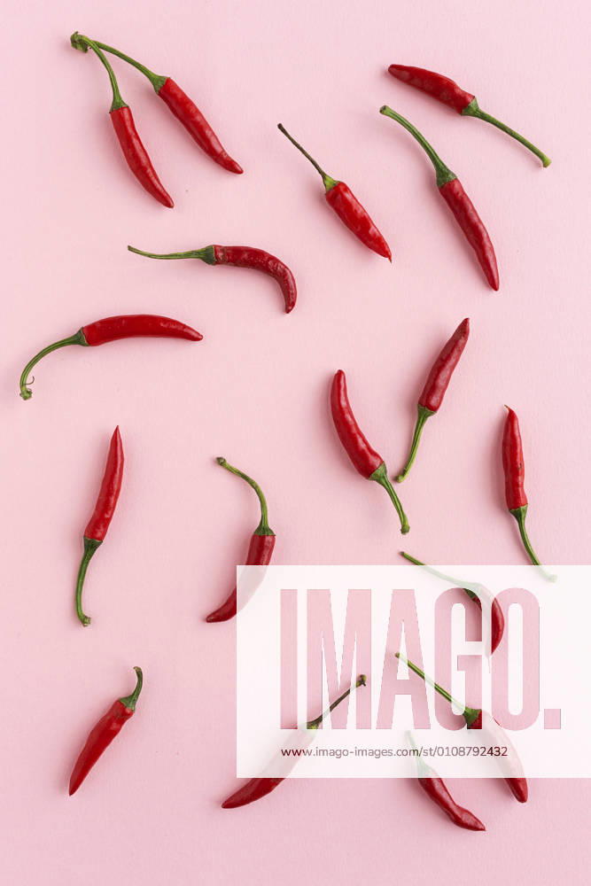 IMAGO Creative, Lifestyle, Barbiecore Red peppers on pink background