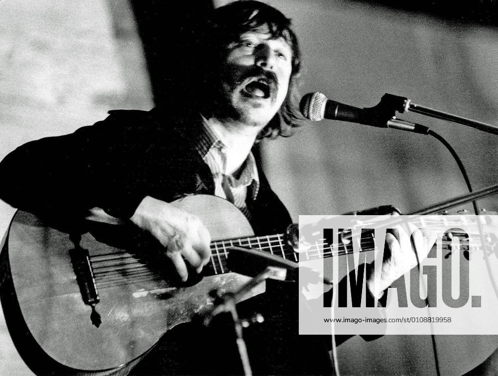 The left-wing singer-songwriter Wolf Biermann at a performance in Kassel in 1977, in which singer-songwriter Walter Mossmann also took part Biermann was born in Hamburg in 1936 In 1953 he moved to the GDR