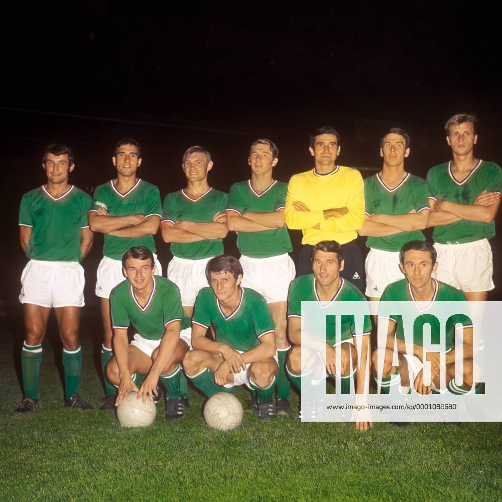 Mannschaftsbild AS St. Etienne 1969 1970 Fußball Herren DEUTSCHSPRACHIGE SPORTZEITSCHRIFTEN UND -ZEITUNGEN NUR NACH RÜCKSPRACHE, Division 1 Totale 1. Französische Liga Saint Etienne