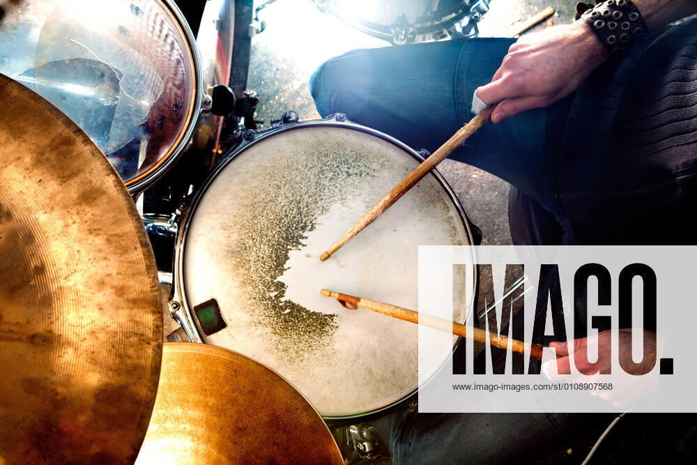 IMAGO Creative: Digitale Welt, Verzicht auf Technologie Live music and drummer.Music instrument Man playing the drum.Live music background concept.Drummer and rock music, model releasedmusic, band, stage, live, concert, rock, performance, event, background, entertainment, show, night, light, jazz, pop, sound, instrument, musician, nightlife, festival, young, party, drums, perform, musical, rhythm, equipment, drum, group, drummer, man, young man, lessons, drum lessons, learning, stage lights, battery plates, snare, tom, hit hat, cymbal, drum sticks, rehearsal, bit, music band, band, live,