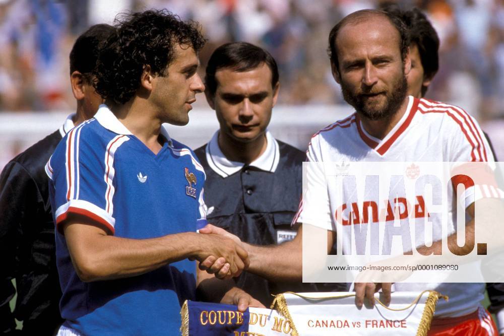Michel Platini (li., Frankreich) und Bruce Wilson (Kanada) tauschen vor den Augen von Schiedsrichter Hernan Arce Silva (Chile) die Verbandswimpel Fußball WM Herren DEUTSCHSPRACHIGE SPORTZEITSCHRIFTEN UND -ZEITUNGEN NUR NACH RÜCKSPRACHE, Weltmeisterschaft 1986 Gruppe Kanada - Frankreich 0:1 Leon