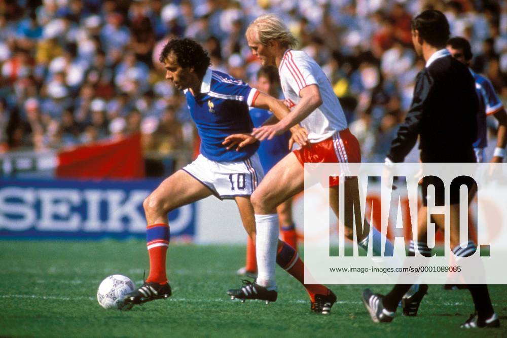 Michel Platini (li., Frankreich) gegen Ian Bridge (Kanada) Fußball WM Herren Weltmeisterschaft 1986, Gruppenspiel, Gruppe C, Länderspiel, Nationalmannschaft, Nationalteam Gruppe Kanada - Frankreich 0:1 Leon Dynamik,