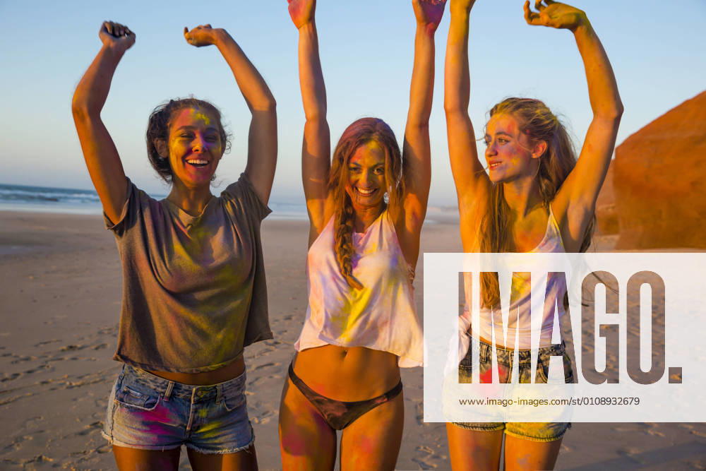 IMAGO Creative, Jahreszeit Sommer, Sommerferien Playing with colored powder Teenagers playing with colored powder on the beach, model releasedfriends, women, powder, color, paint, colorful, girls, friendship, portrait, faces, fun, happy, beautiful, celebrate, party, hands, up, dance, teens, smile, vibrant, festival, people, young, festivals, splash, spring, smiling, holiday, teenager, laugh, celebration, summer, beach, happiness, colored, playing, expression, caucasian, latino, multi-ethnic, hispanic, latin-american,