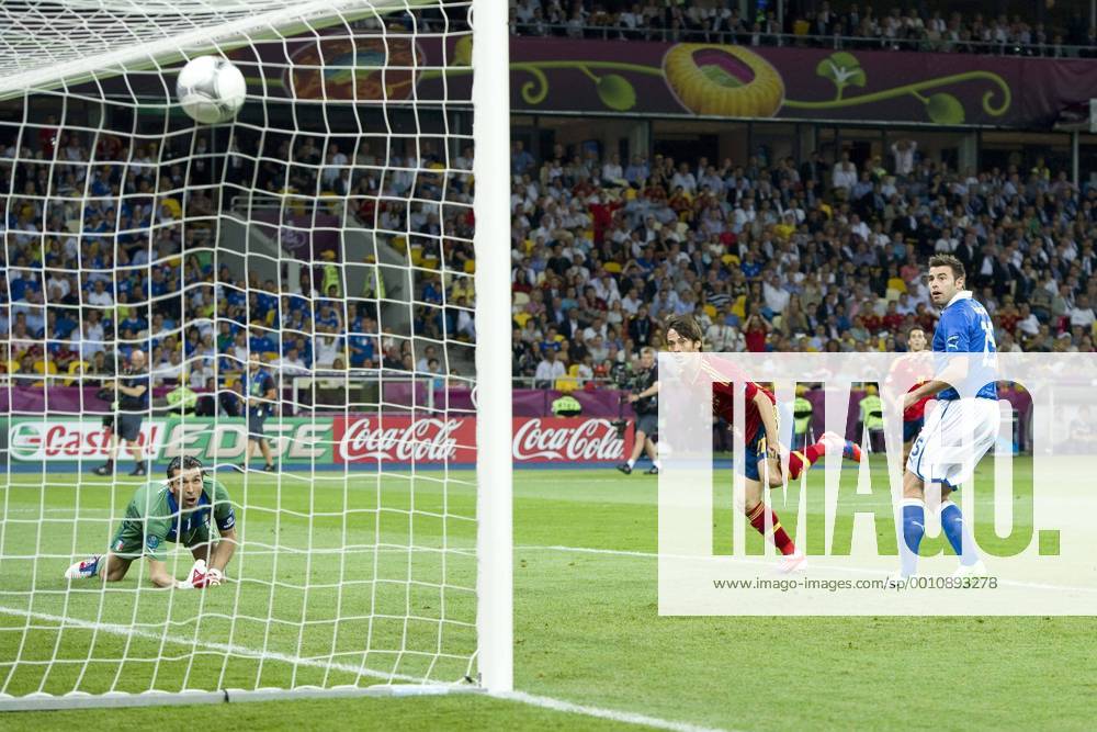David SILVA (mi., ESP) köpft das Tor zum 1:0 für Spanien, Finale, Spiel 31, Spanien (ESP) - Italien (ITA), am 01.07.2012 in K I E W U k r a i n e Fussball UEFA EURO 2012 P o l e n U k r a i n e vom 08.06.