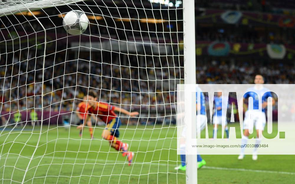 Fussball Kiew 01.07.2012 Europameisterschaften Finale Spanien (ESP) - Italien (ITA) Tor zum 1:0 durch David Silva (Spanien, No.21)