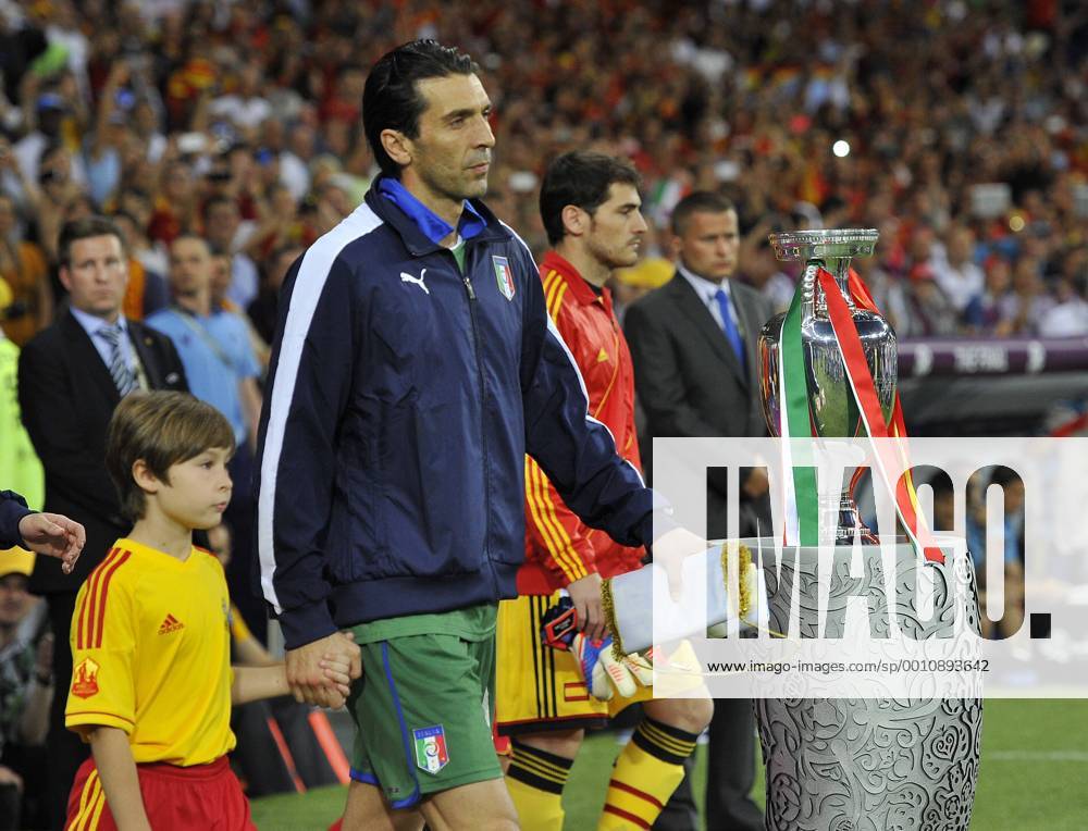 Italy s goalkeeper Gianluigi Buffon walks into the pitch before the final match between Italy and Spain at the Euro 2012 football championships in Kiev, Ukraine, July 1, 2012. (Xinhua Ma Ning) (jyc) UKRAINE-KIEV-EURO 2012 FOOTBALL CHAMPIONSHIPS-FINAL