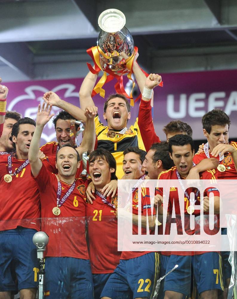 KIEV FOOTBALL EUROPEAN CHAMPIONSHIPS UEFA EURO 2012 FINAL (FINAL GAME) (SPAIN VS. ITALY) N Z IKER CASILLAS XAVI HERNANDEZ ANDRES INIESTA CESC FABREGAS 20120701LUK149