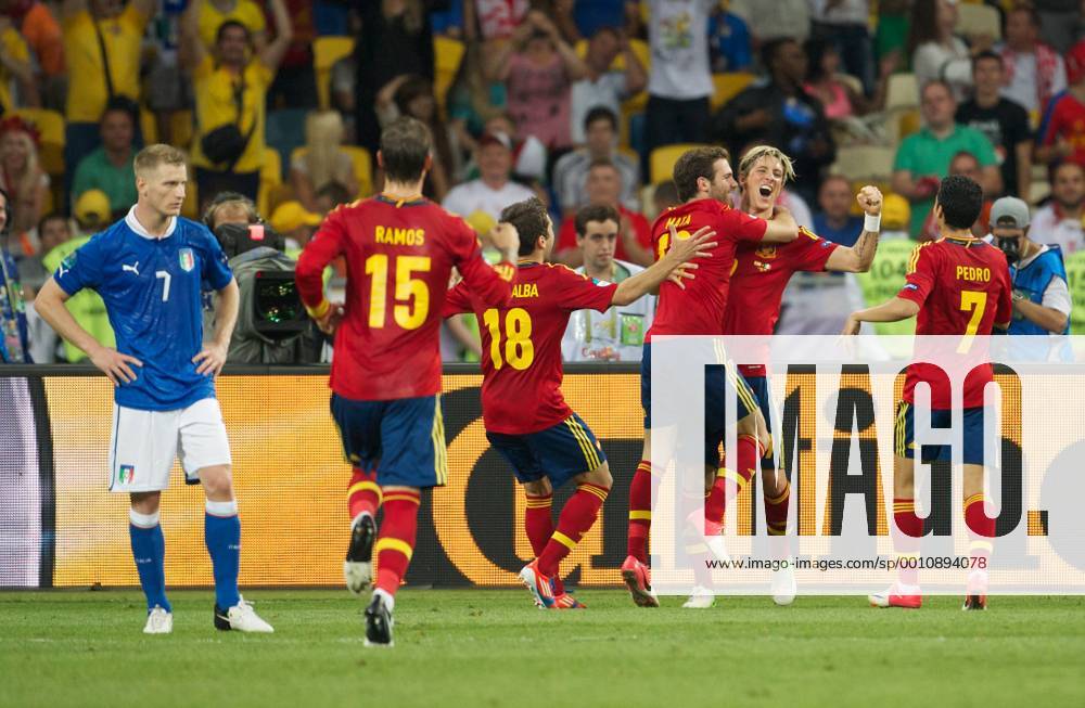 Fussball Kiew 01.07.2012 Europameisterschaften Finale Spanien (ESP) - Italien (ITA) 4:0 Spanien ist Europameister Jubel Spanien nach dem 3:0 durch Fernando Torres (Spanien, No.09) Juan Mata (Spanien, No.13) Jordi Alba (Spanien, No.18) Pedro - Pedrito - Rodriguez (Spanien, No.07) Sergio Ramos (Spanien, No.15) Ignazio Abate (Italien, No.07) li.