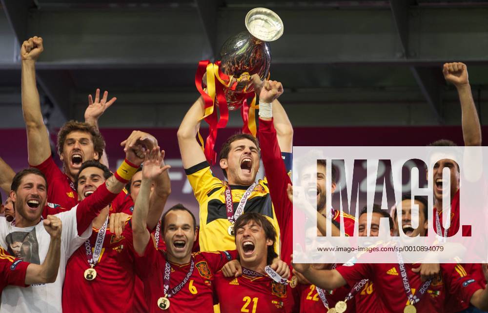 Fussball Kiew 01.07.2012 Europameisterschaften Finale Spanien (ESP) - Italien (ITA) 4:0 Spanien ist Europameister Iker Casillas (Spanien, TW, No.01) mit Pokal Andres Iniesta (Spanien, No.06) David Silva (Spanien, No.21) Jesus Navas (Spanien, No.22) Gerard Pique (Spanien, No.03) Alvaro Arbeloa (Spanien, No.17) Sergio Ramos (Spanien, No.15) li. Pedro - Pedrito - Rodriguez (Spanien, No.07) Javi Martinez (Spanien, No.04) re. Fernando Llorente (Spanien, No.19)
