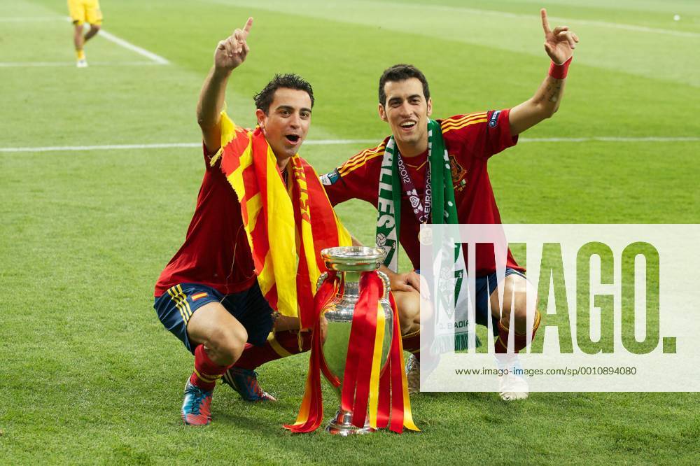 Fussball Kiew 01.07.2012 Europameisterschaften Finale Spanien (ESP) - Italien (ITA) 4:0 Spanien ist Europameister Xavi Hernandez (Spanien, No.08) Sergio Busquets (Spanien, No.16) re. mit Pokal