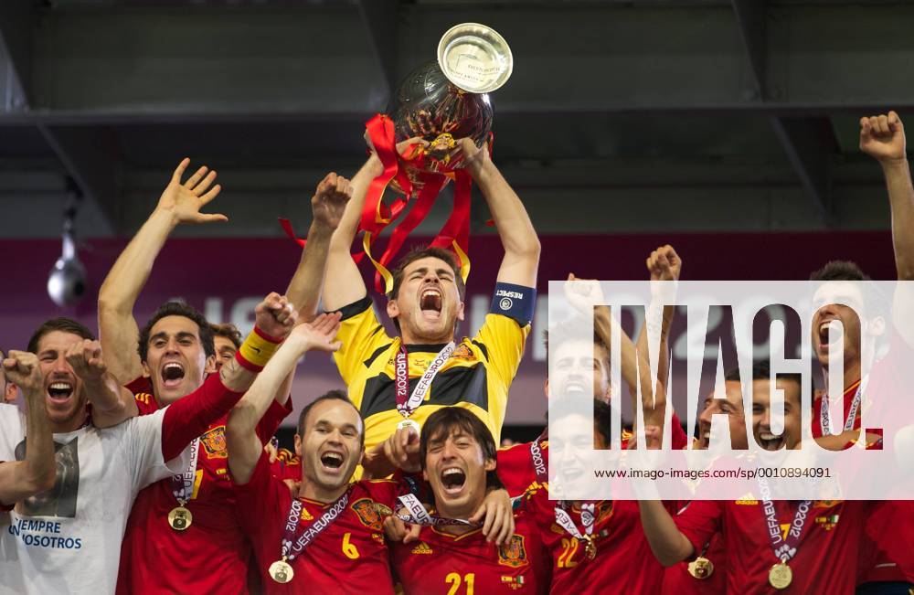 Fussball Kiew 01.07.2012 Europameisterschaften Finale Spanien (ESP) - Italien (ITA) 4:0 Spanien ist Europameister Iker Casillas (Spanien, TW, No.01) mit Pokal Andres Iniesta (Spanien, No.06) David Silva (Spanien, No.21) Jesus Navas (Spanien, No.22) Gerard Pique (Spanien, No.03) Alvaro Arbeloa (Spanien, No.17) Sergio Ramos (Spanien, No.15) li. Pedro - Pedrito - Rodriguez (Spanien, No.07)